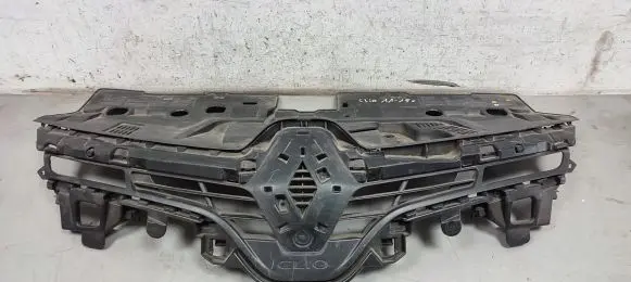 Renault Clio IV Front bumper upper radiator grill 622563184R