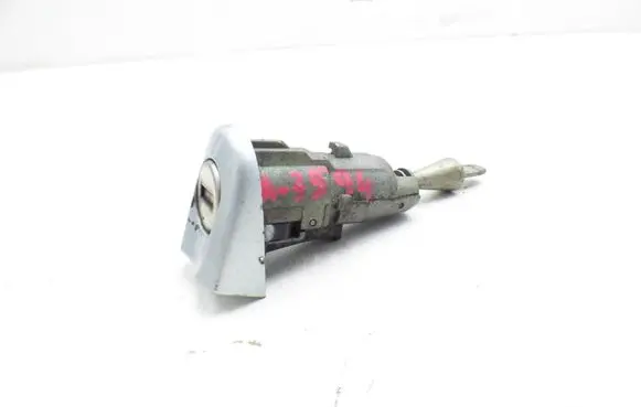 Volkswagen Eos Front door lock 1Q0837168