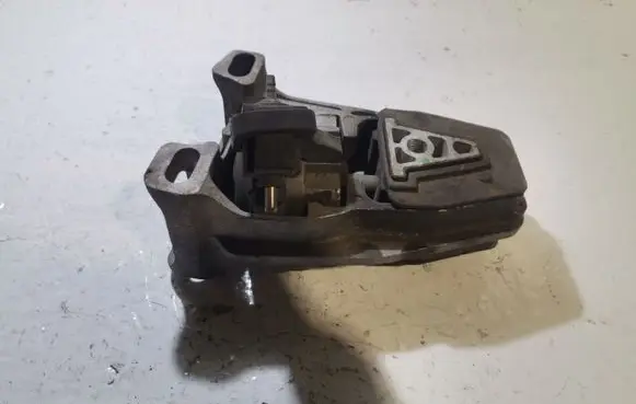 Engine mount bracket