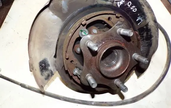 Rear wheel hub spindle/knuckle