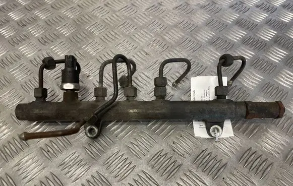 Opel Vivaro Fuel main line pipe 7700114017