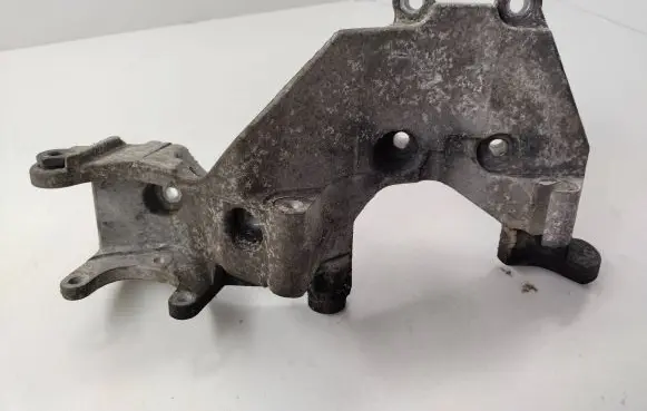 KIA Sorento Engine mounting bracket