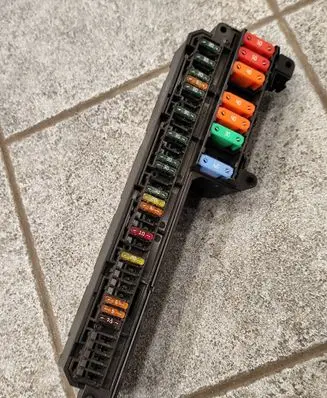 BMW 5 E60 E61 Fuse module 6957330 61146957330