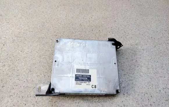Toyota Avensis T250 Engine control unit/module 89661-05C81