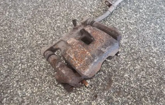 Toyota Avalon XX20 Rear brake caliper