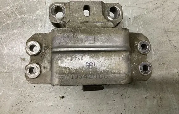Volkswagen PASSAT B6 Engine mount bracket 3C0199555 19042005