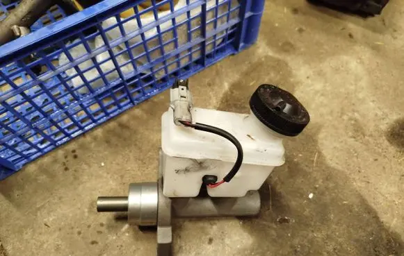 Suzuki Forenza Brake fluid reservoir 