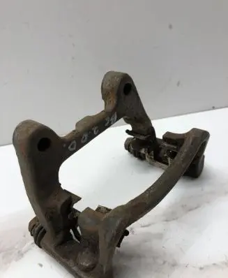 Volkswagen PASSAT B6 Brake caliper pad carrier rear 
