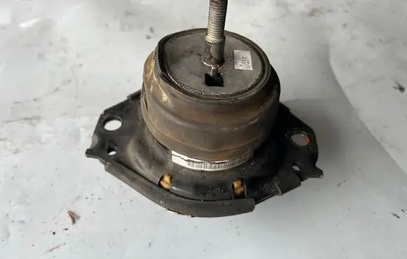 Dodge Durango III Engine mount bracket 