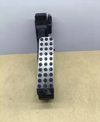 Mercedes-Benz E W211 Accelerator throttle pedal A2113000704