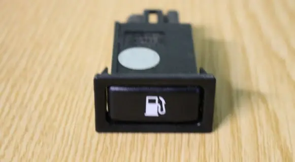 Toyota Avensis T250 Fuel tank opening switch 156795