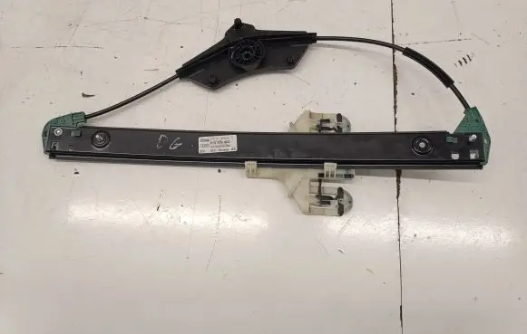 Rear window lifting mechanism without motor