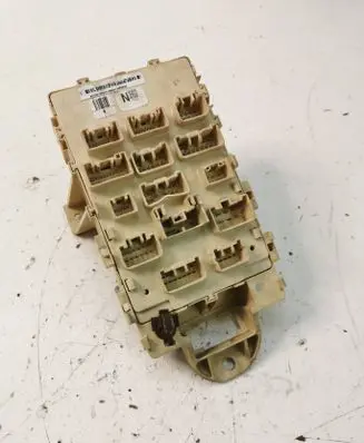 Toyota Yaris Fuse module 827300D040 2904