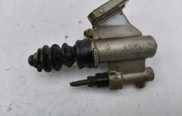 Honda CR-V Clutch slave cylinder 