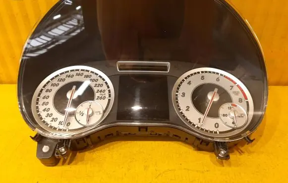 Mercedes-Benz A W176 Speedometer (instrument cluster) A1769008901