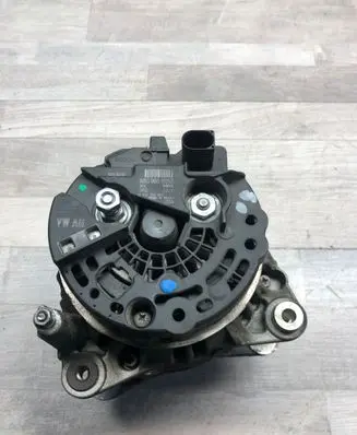 Volkswagen PASSAT B7 Generator/alternator 03C903023A 0124525093