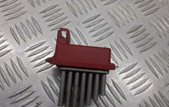 Audi A3 S3 8L Heater blower fan relay 1J0907521