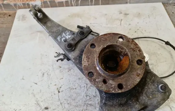 BMW 6 F06 Gran coupe Front wheel hub spindle knuckle