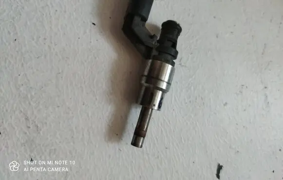 Volkswagen Golf V Fuel injector 0261500016