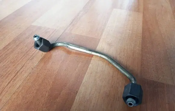 Fuel injector supply line/pipe