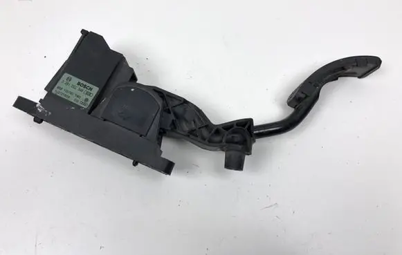 Accelerator throttle pedal