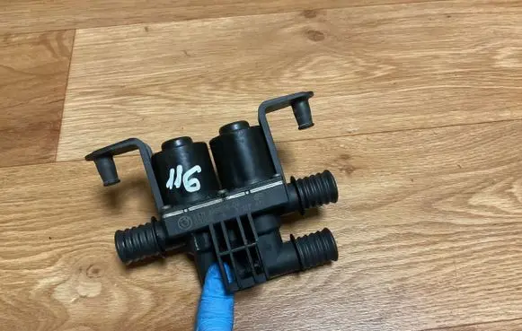 BMW 5 E60 E61 Coolant heater control valve 6931708 1147412181 070926