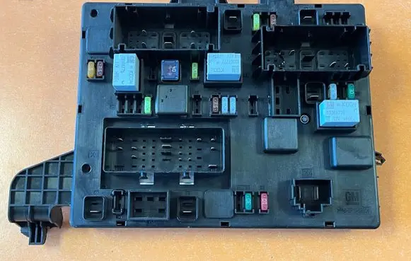 Opel Zafira C Fuse module 39132479 365927271
