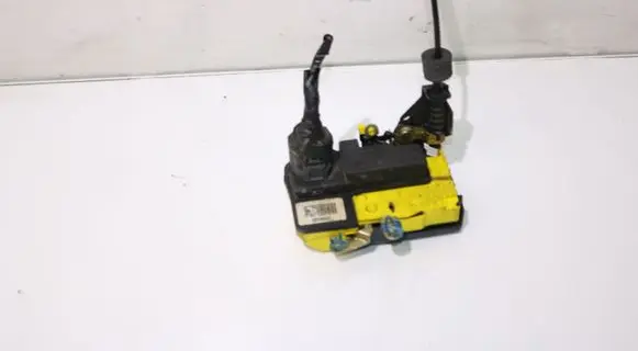 Volvo V70 Front door lock 8650547