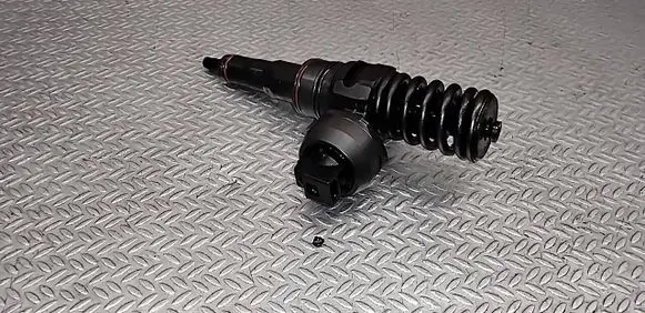 Volkswagen Golf IV Fuel injector 038130073AQ