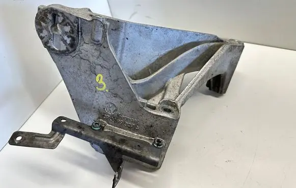 Volkswagen Touareg I Engine mounting bracket 070199307A 9709146040