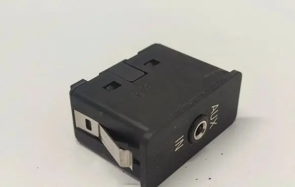 BMW 1 E81 E87 AUX in-socket connector 6930561 84109237655 61346930561