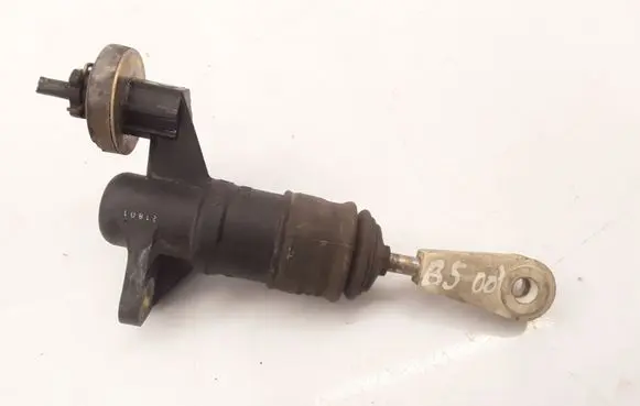 Volkswagen PASSAT B5 Clutch slave cylinder 8E1721401