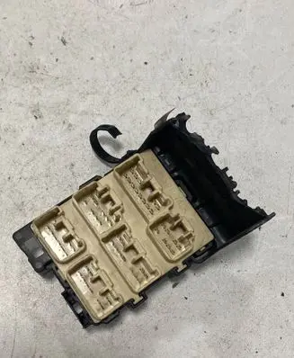 Toyota Avensis T250 Fuse module 8273405030
