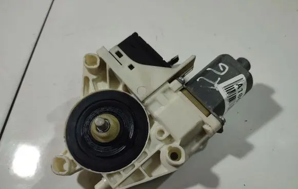 Renault Laguna III Rear door window regulator motor 827310001RA
