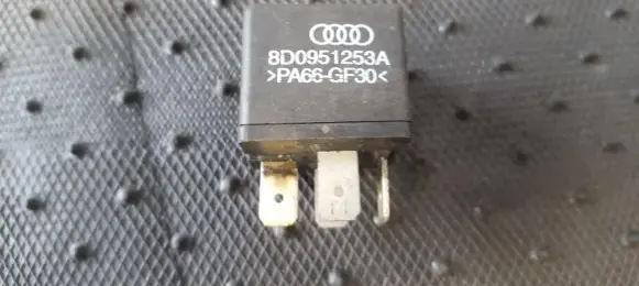 Volkswagen PASSAT B5.5 Other relay 8D0951253A 373