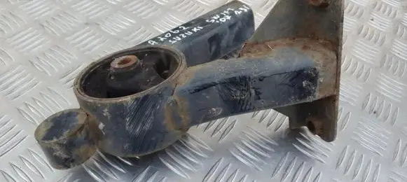 Suzuki Swift I Engine mount bracket