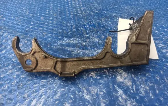 Mercedes-Benz C W204 Air filter cleaner box bracket assembly A6510940127