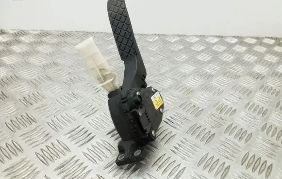 Volkswagen Touareg I Accelerator throttle pedal 7L0723507B