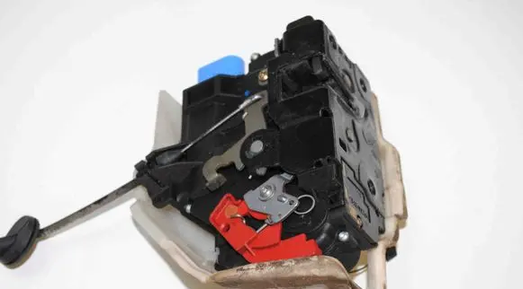 Volkswagen Jetta V Coupe door lock (next to the handle) 