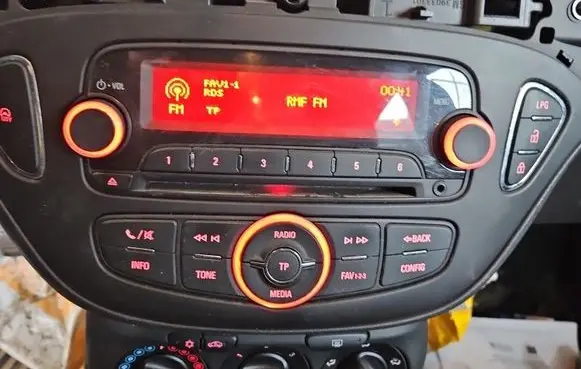 Opel Corsa E Radio/CD/DVD/GPS head unit 39012675 IMPRK1551500