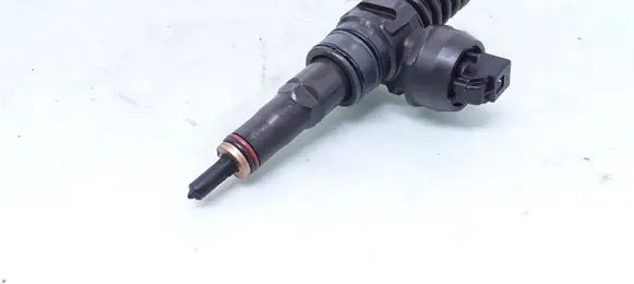 Volkswagen Golf V Fuel injector 038130073AG 0414720215