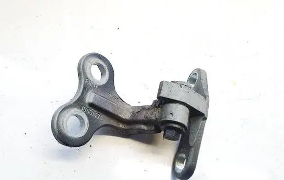 Volvo S40 Front door upper hinge 6670
