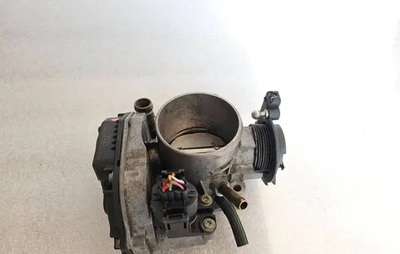 Audi A4 S4 B5 8D Throttle valve 058133063H