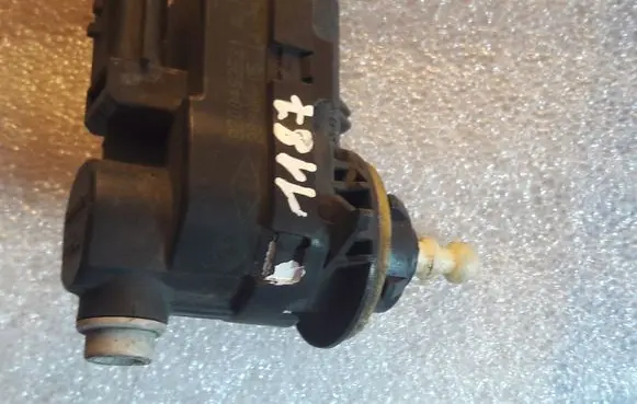 Renault Megane II Headlight level adjustment motor 8200402521 8200402521A