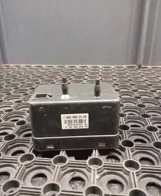 Mercedes-Benz CLS AMG C219 Central locking vacuum pump 0008002548 2051930332 A3510020010