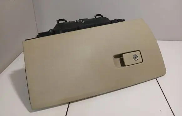 Volvo V70 Glove box 30676278