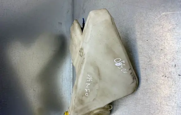 Mercedes-Benz Vaneo W414 Windshield washer fluid reservoir/tank 1688690220 2108691021