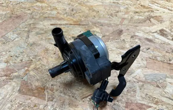 Nissan Leaf II (ZE1) Electric auxiliary coolant/water pump 215815SA0A
