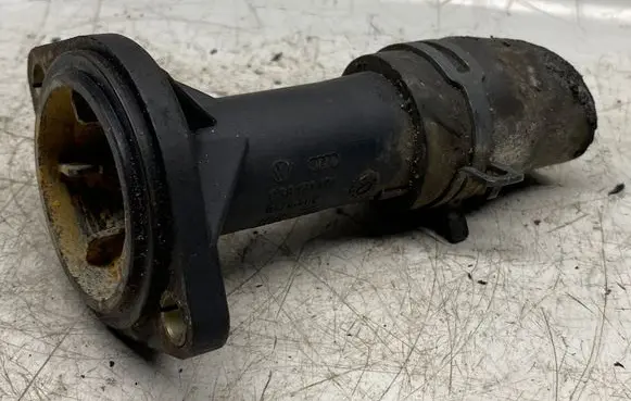 Volkswagen PASSAT B5.5 Engine coolant pipe/hose 038121121