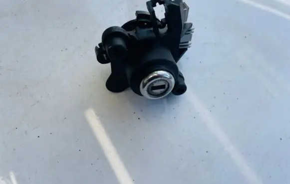BMW 3 E90 E91 Tailgate exterior lock 82410889